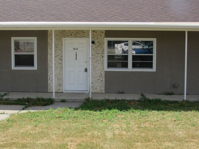 Updated 2 bedroom unit in Triplex - Updated 2 bedroom unit in Triplex Apartment Unit 1038 S. Wisconsin Ave.