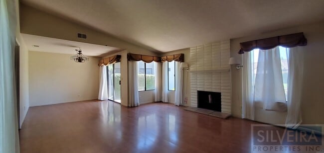 Photo - Cozy 2 bedroom 2 Bath home near Stowell and Broadway!