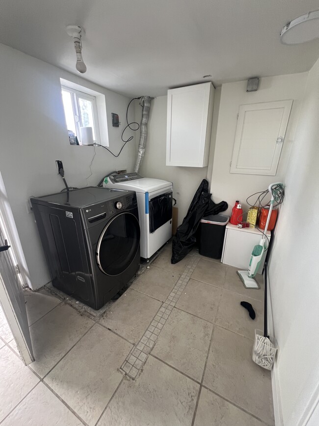 Lavandería compartida con los residentes de arriba. - 12405 80th Ave S Unidad Basement