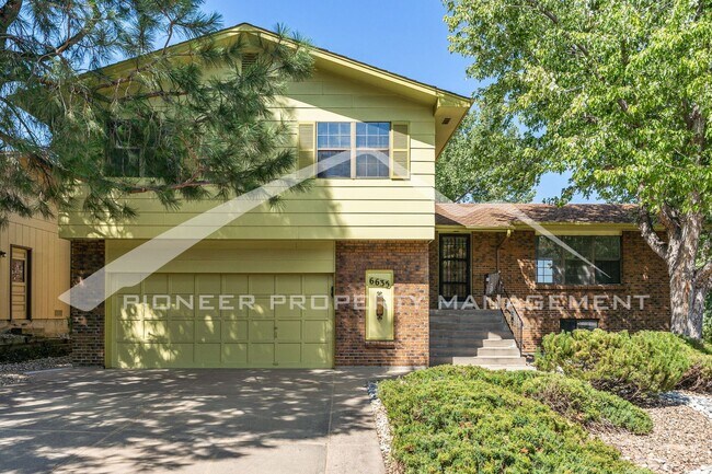 Spacious Home with Fenced Yard and Washer/... - Spacious Home with Fenced Yard and Washer/...