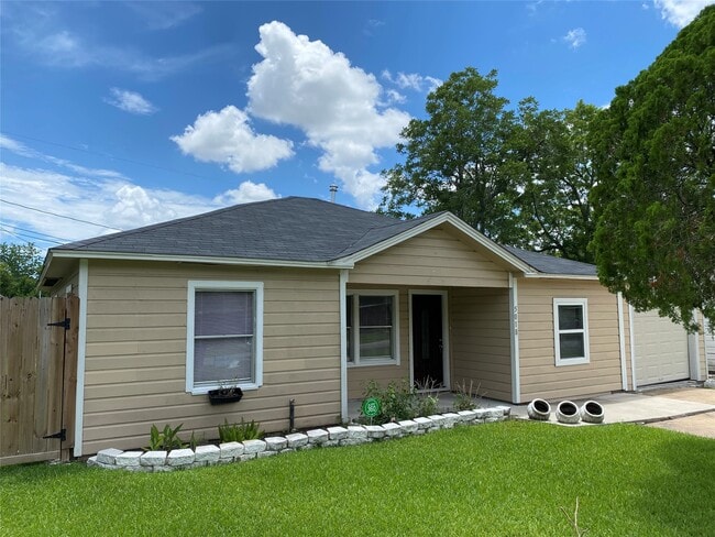 Building Photo - 5018 Kenilwood Dr