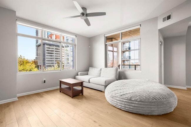 Building Photo - 54 Rainey St Unit 518