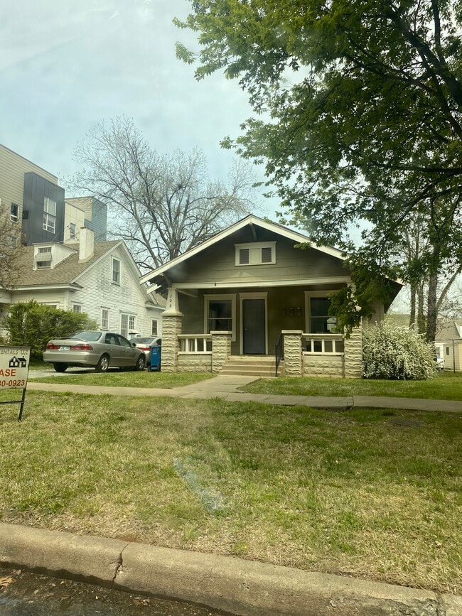 Building Photo - 208 W Elm Ave