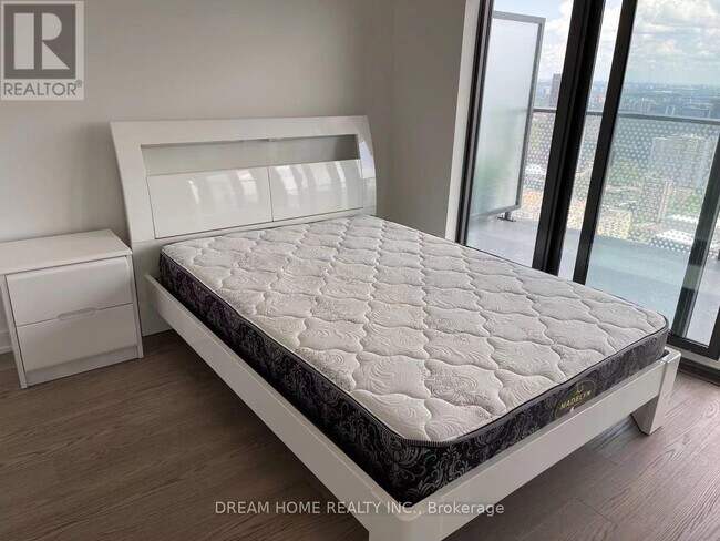 Photo - 11 Wellesley St W Unité 5502