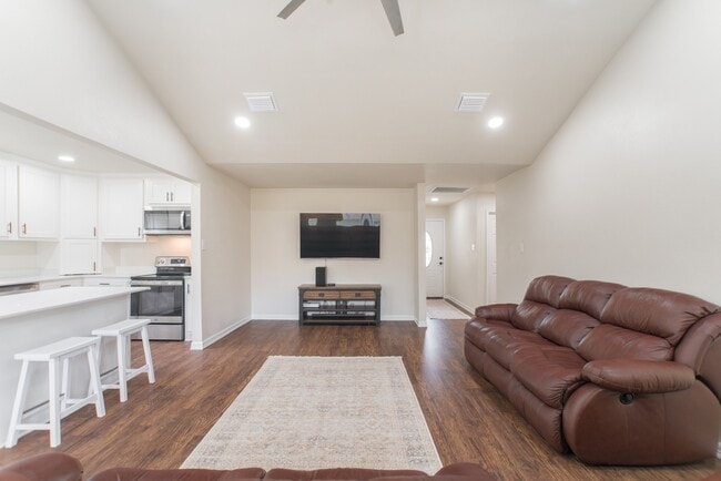 Photo - 4913 Deerwood Cir