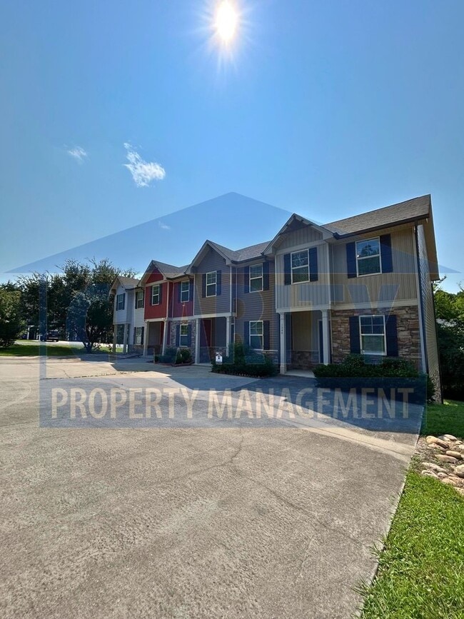 Building Photo - Modern 2-bedroom, 2.5-bath townhome