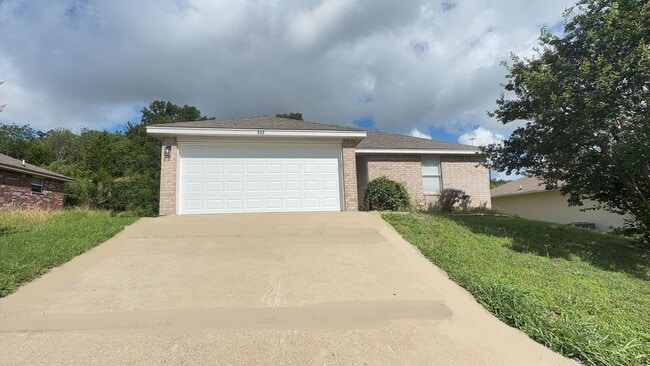 Building Photo - 802 Samuel Dr