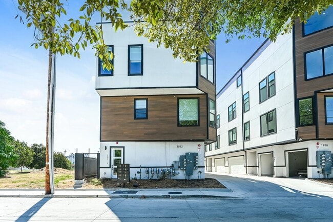 000-photo-front-view-15643134 - Seegar Townhomes