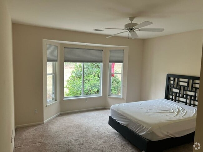 Building Photo - Wonderful, open, 2 bedroom home.