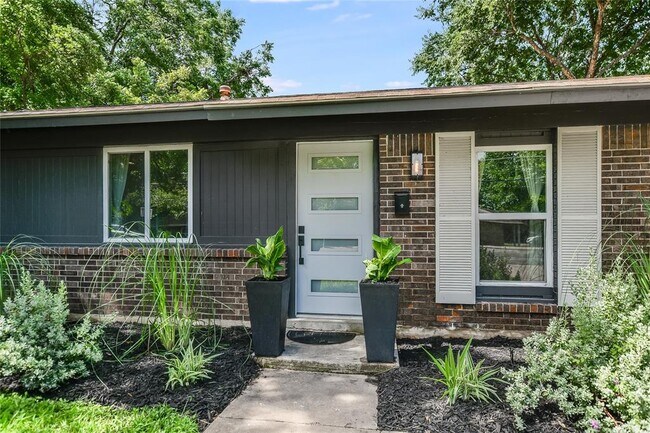 805 Eberhart Ln