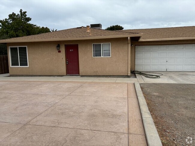 Building Photo - Cozy 2 Bedroom House with a 2 Car Garage