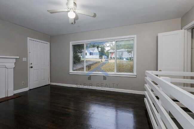 Photo - 1123 Graymont Dr SW