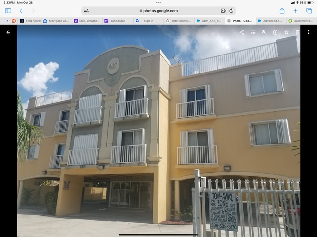 Building Photo - 437 SW 7th St Unit 207