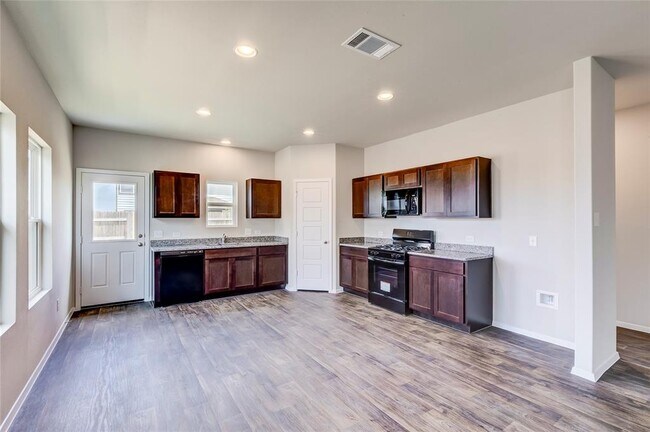 Photo - 274 Jade St