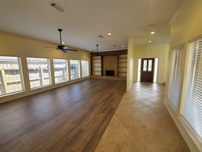 Building Photo - 15815 Crestbrook Dr
