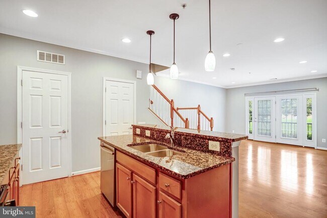 Photo - 20638 Sibbald Square