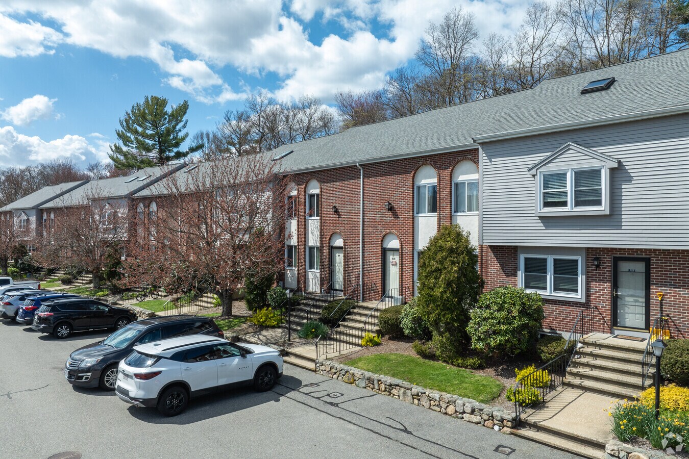 Front of building - Lincoln Village Condominiums