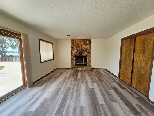 Photo - Beautiful 4 Bedroom Home on the Lake