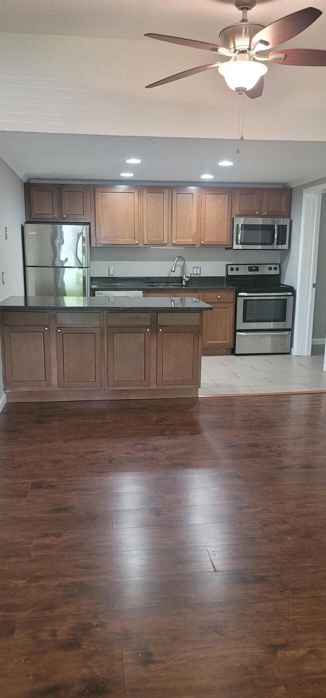 Building Photo - 121 Waterbury Ct Unit 125