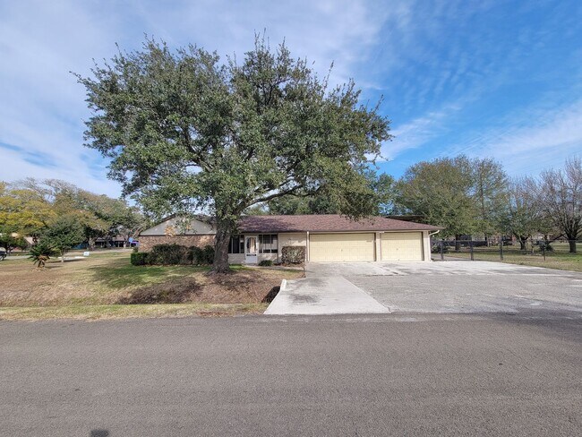 Photo - This spacious 4-bedroom, 2-bathroom lease home in Baytown, Texas, offers the perfect blend of com...