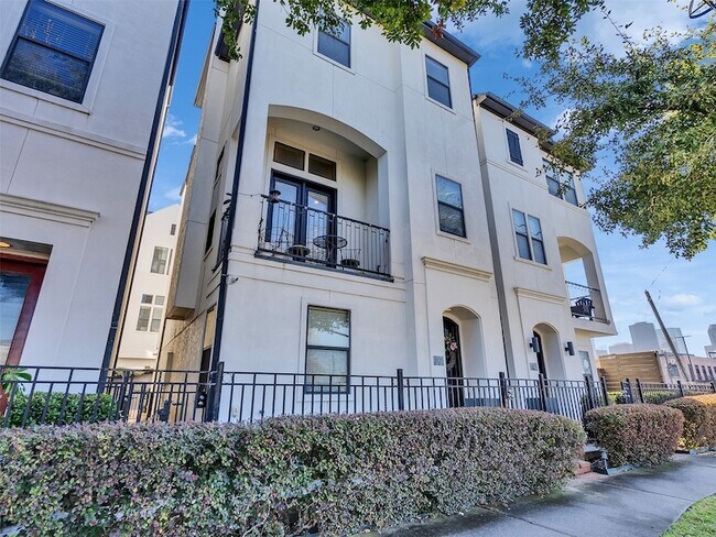 Photo - 1877 Dart St