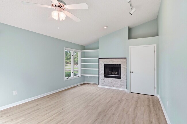 Photo - 304 Lord Granville Dr