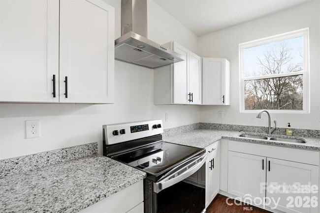 Photo - 102 Snyder Ct NE