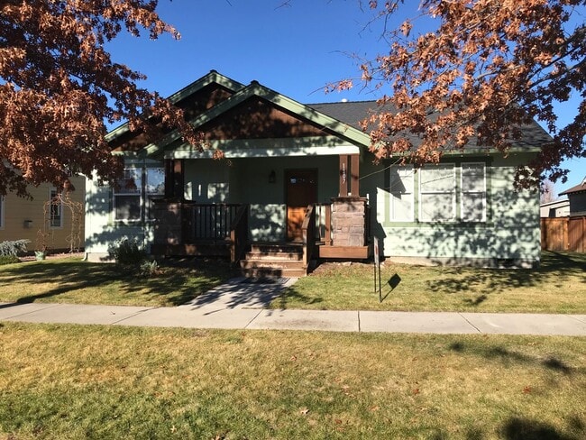 Building Photo - Single level home in Redmond with oversized garage and large yard!