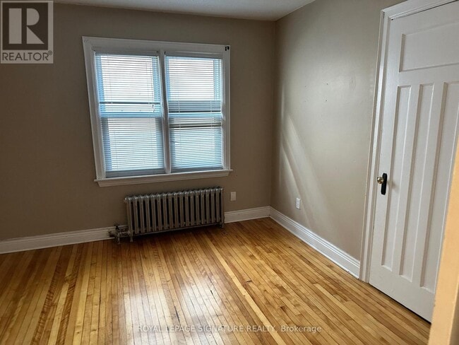 Photo - 1062 Main St W