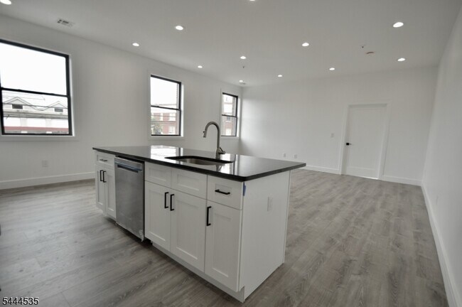 340 Millburn Ave Unidad 2A
