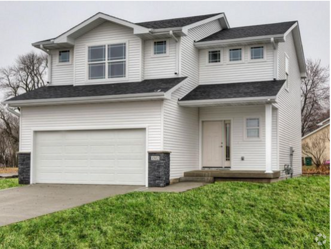Building Photo - Beautiful 4 Bedroom Home! BRAND NEW CARPET!!