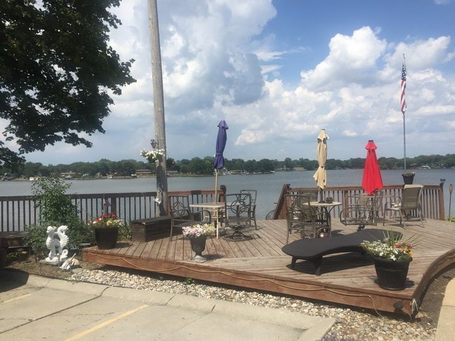 Photo - Lakeside Apartments