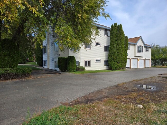 Building Photo - 810 N Siony Unit 810B
