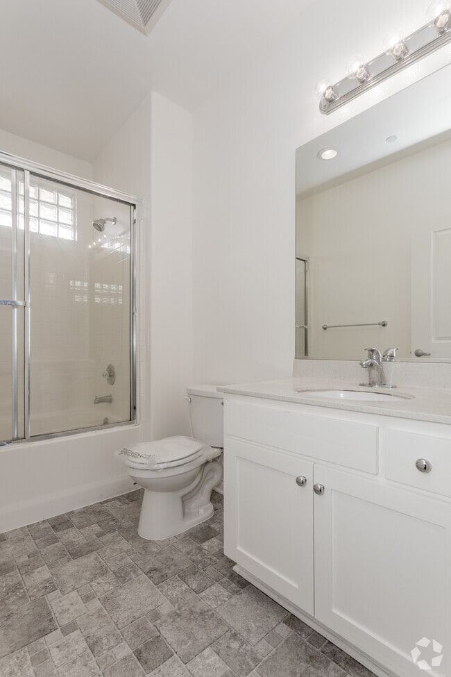 1HAB, 1BA - 655-780 ft² - Lido Apartments - 7393 W Manchester Ave