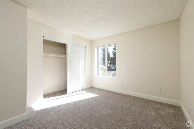 2BR, 2BA - 1050SF