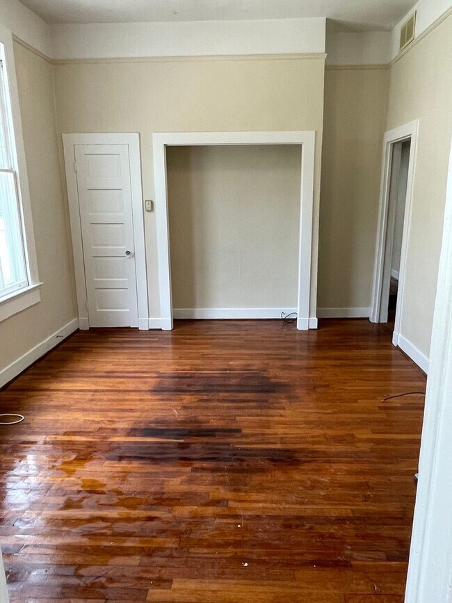 Photo - 2BD/1BA with natural light, hardwood floor... Unidad A