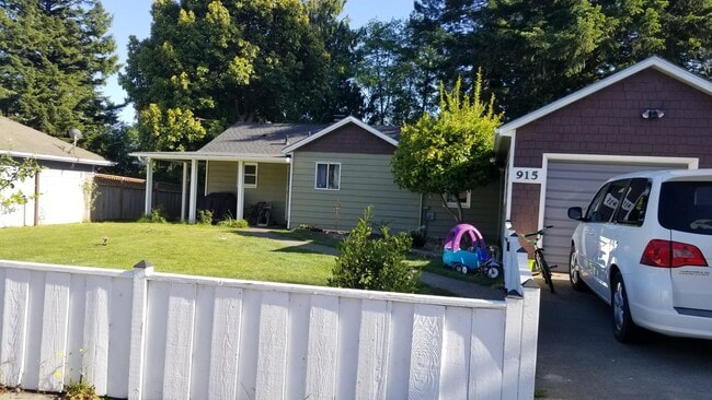 Photo - 915 Hassett st House