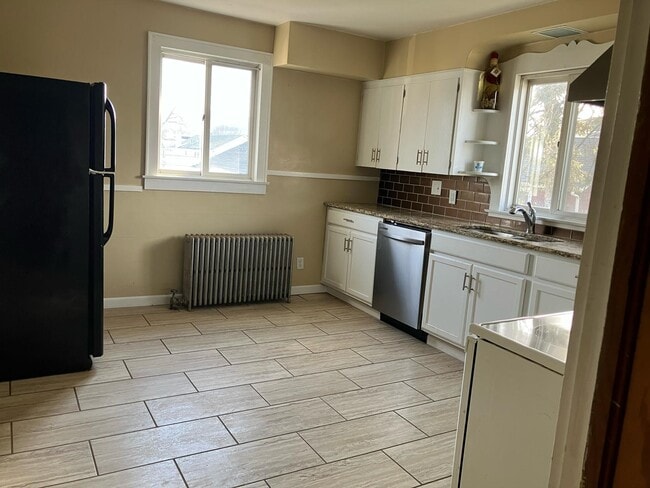 Building Photo - 732 S Market St Unit 732 S Market st 2nd Floor Rental