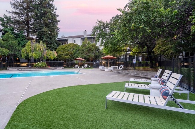 Asientos tipo lounge | Creekwood | Apartamentos en alquiler en Hayward CA