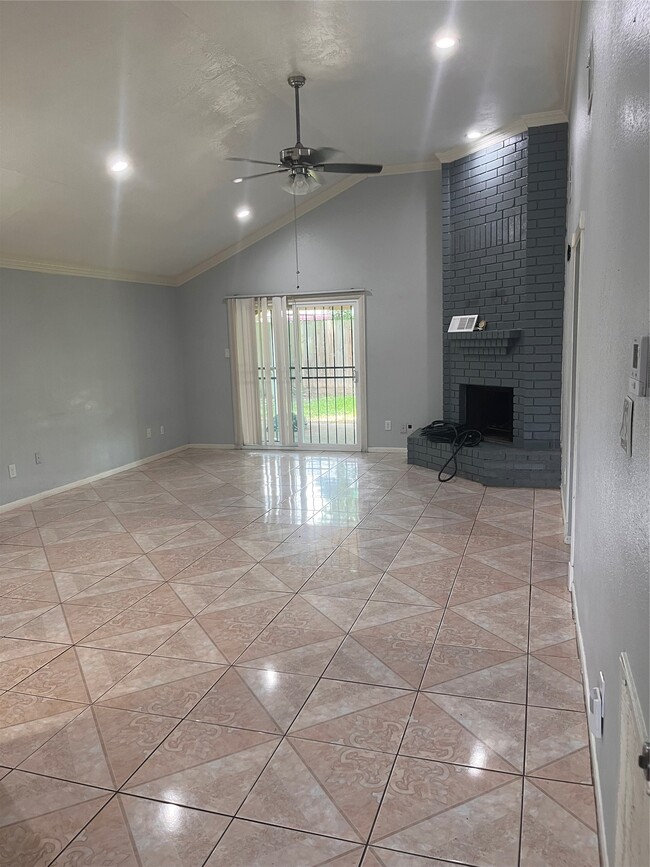 Photo - 11714 Lamprey St
