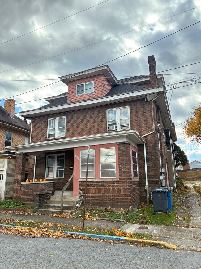 Building Photo - 132 Simpson St