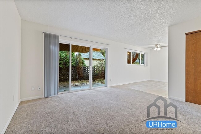 Building Photo - Bright and spacious 1 bedroom just steps away from public transit! Unit 10