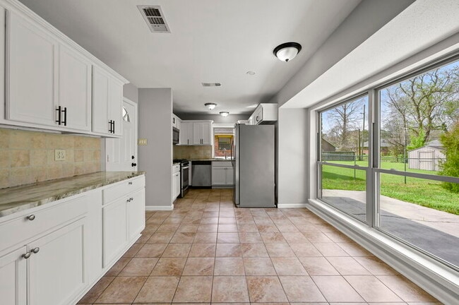 Photo - 9852 Hawthorne Dr