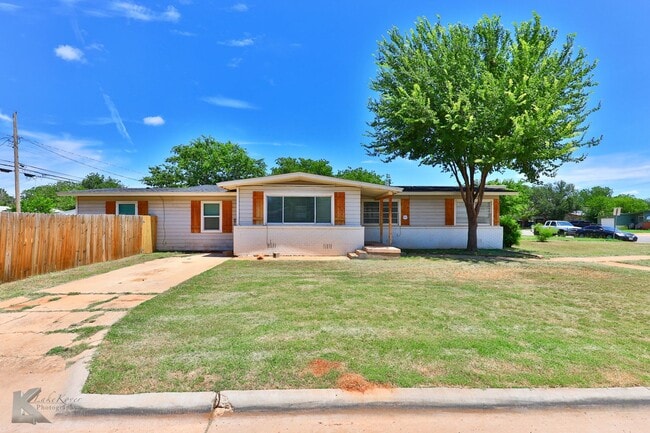 Building Photo - 4 bed, 2 bath, 1 large storage room, NO CA... Rental