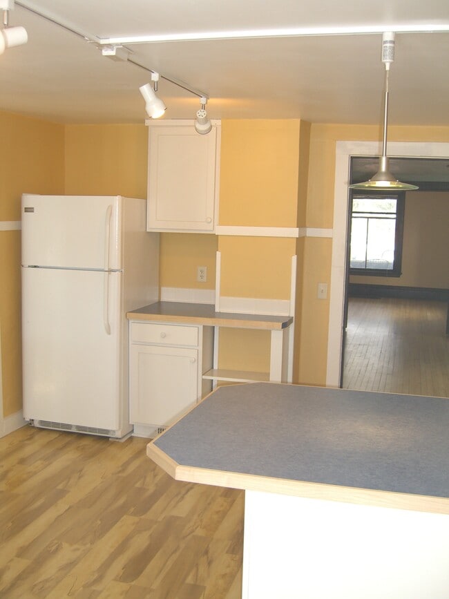 Peninsula counter - 945 E Johnson St Unit 1