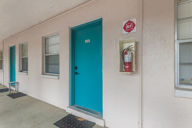 Building Photo - ST PETE APARTMENT FOR RENT!! Unit #106