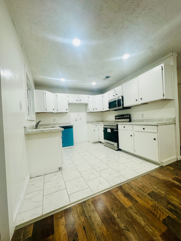 Photo - 2098 Pinecroft Cir