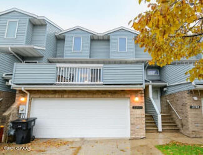 Building Photo - 2 Bed + Den, 2.5 Bathroom Townhouse for Rent