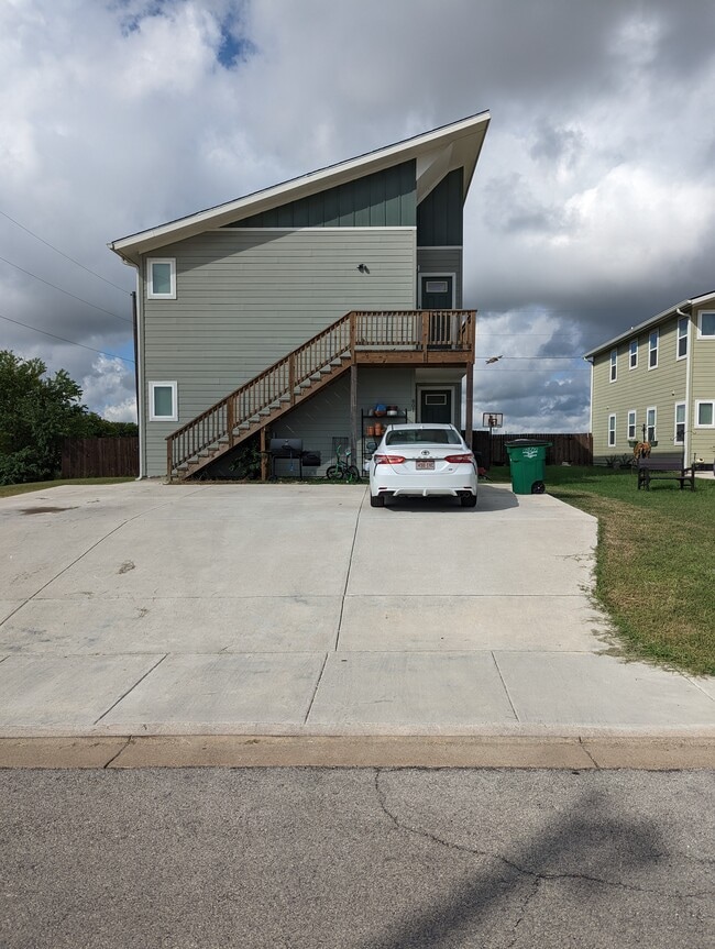 Outside large driveway parking - 802 Hallie Cv Unit A