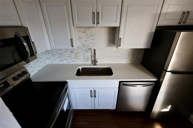 Building Photo - 1840 Burton Dr Unit 120